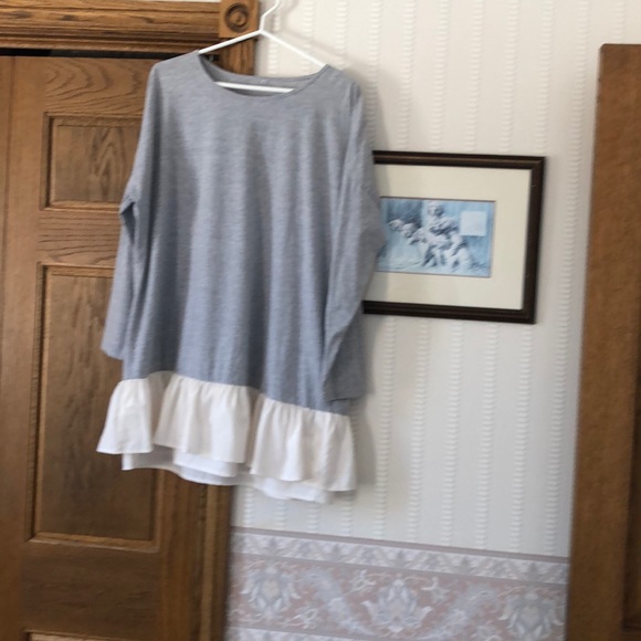 2/30🌻Super flowy, cute dress with white ruffle bottom - Picture 4 of 5